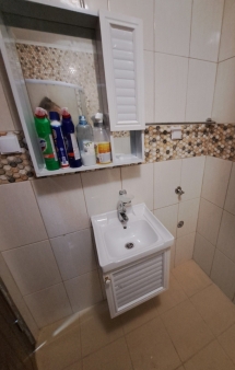  Tuš kabina, wc solja, vodokotlic, umivaonik sa ogledalom