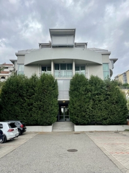 Izdaje se stan ispod Gorice, u ulici Lokacija je Vukice Mitrovic 21, pored ambasade Slovenije. U zgradi je kancelarija vojnog Atasea Grcke. Cijena mjesečnog zakupa je 900€, obavezan depozit, 067 416 732