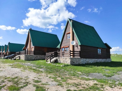 PRODAJA ŽABLJAK- Dvije prelijepe kuće u zelenoj dolini okruženoj planinskim vijencima