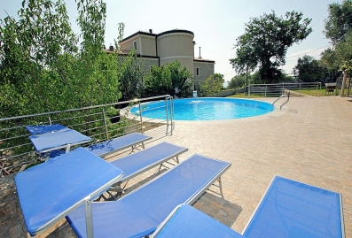 Prelepa vila sa bazenom i uredjenim dvoristem,Rezevici. (NA PERIOD DO 15.05.2023)