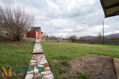 Prodaje se kuća sa velikim placem - Novo Selo uz magistralu