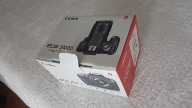 Za prodaju foto aparat Canon eos 2000d