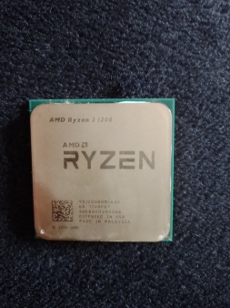 Za prodaju procesor AMD Ryzen 3 1200 + kuler