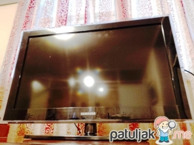SAMSUNG LCD TV 32 incha + zidni nosac 26-55 incha