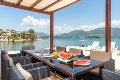 Prodaja luksuzne vile sa sopstvenom pontom na samoj obali mora,Tivat