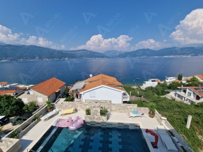Ekskluzivna vila na prvoj liniji do mora sa bazenom i panoramskim pogledom - Krasici, Opština Tivat