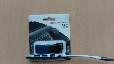 NOV USB FLASH DISK 64 GB + USB 4in1 kabl- 15 EUR