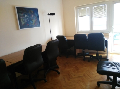 Kancelerijski namjestaj 7 radnih stolova sa foteljama i plakar