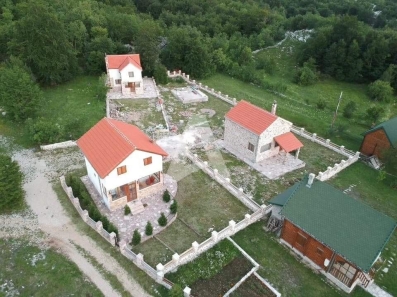 Prodaja imanja sa tri zavrsene kuce kuce,Herceg Novi-Vrbanj