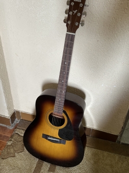 Yamaha akusticna gitara