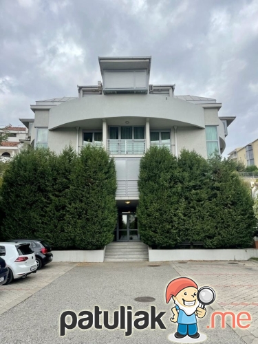 Izdaje se stan ispod Gorice, u ulici Lokacija je Vukice Mitrovic 21, pored ambasade Slovenije. U zgradi je kancelarija vojnog Atasea Grcke. Cijena mjesečnog zakupa je 900€, obavezan depozit, 067 416 732