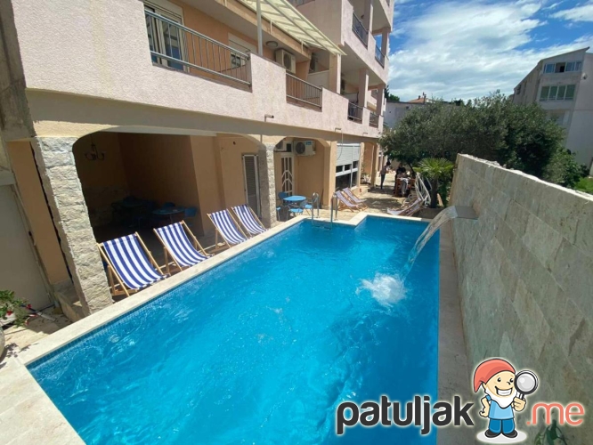 Izdavanje apartmana u luksuznoj vili sa bazenom na samo 200m od mora,Petrovac-Budva (NA PERIOD DO 01.06.2023)
